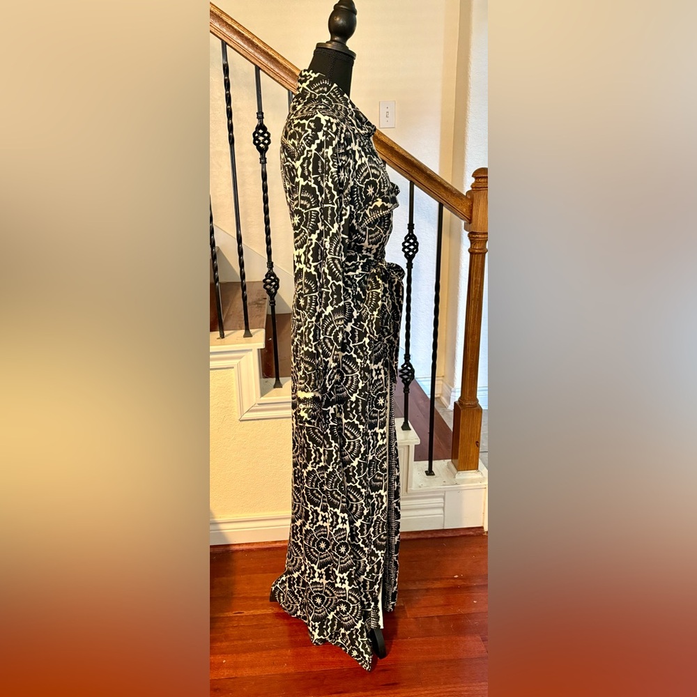 Elegant Omika Black and White Maxi Dress - Picture 4 of 10